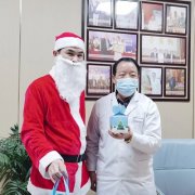 暖心平安夜——成都博润白癜风医院为患者送上苹果,传递祝福!